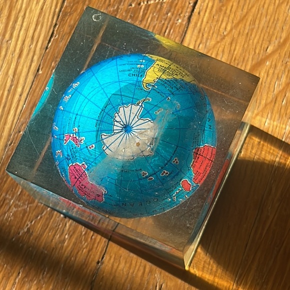 Small world globe in clear Resin - Picture 4 of 8